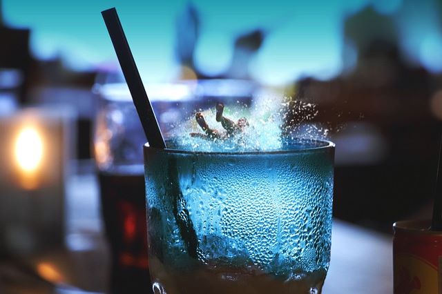 ¿Dónde debo aprender sobre la bebida de máquinas de paja?